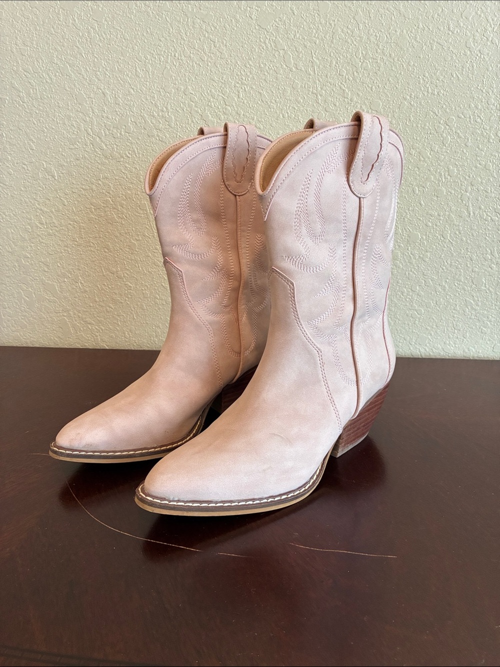 Classic Women's Western Boots in Light Pink